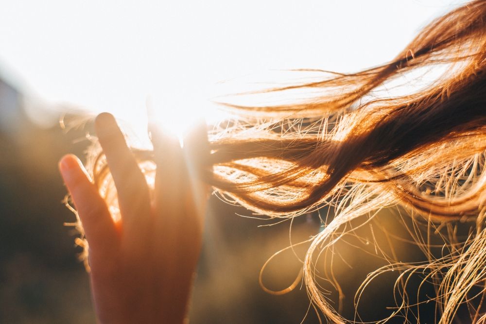 Cheveux au soleil tunisien : comment les protéger du chlore, de la mer et de la pollution ?